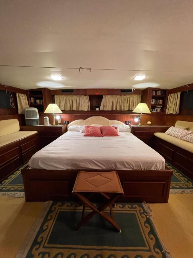 Hotel Yacht Our Alissa 산트 아드리아 데 베소스 외부 사진